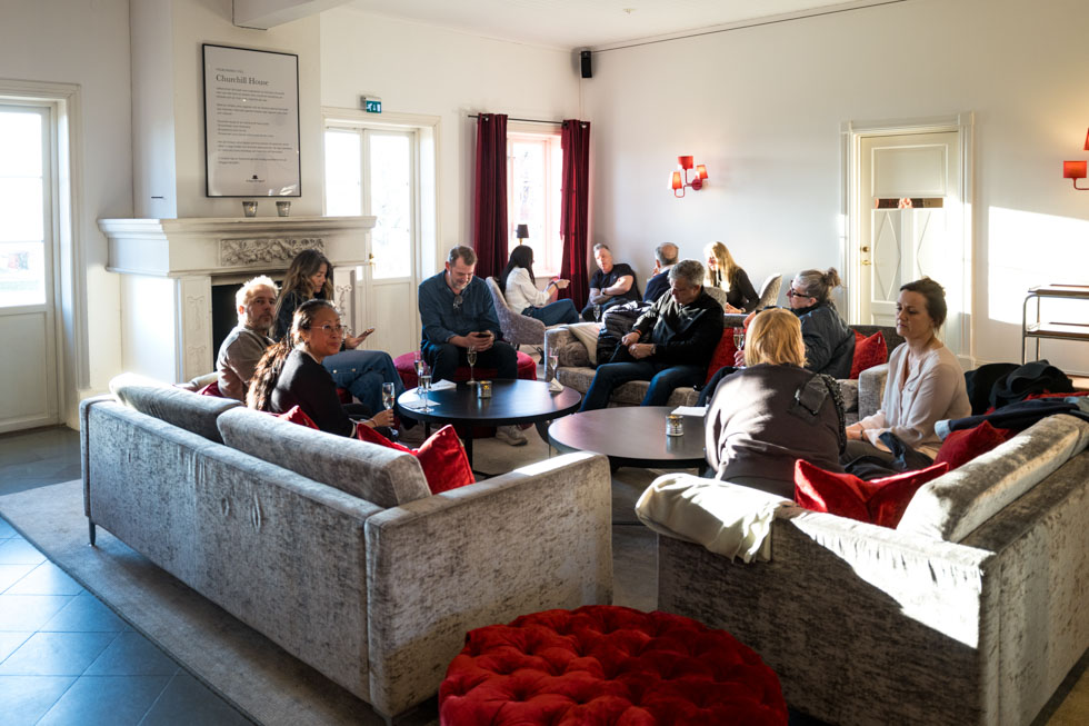 Samtal, diskussioner och cigarrer i The Churchill House.